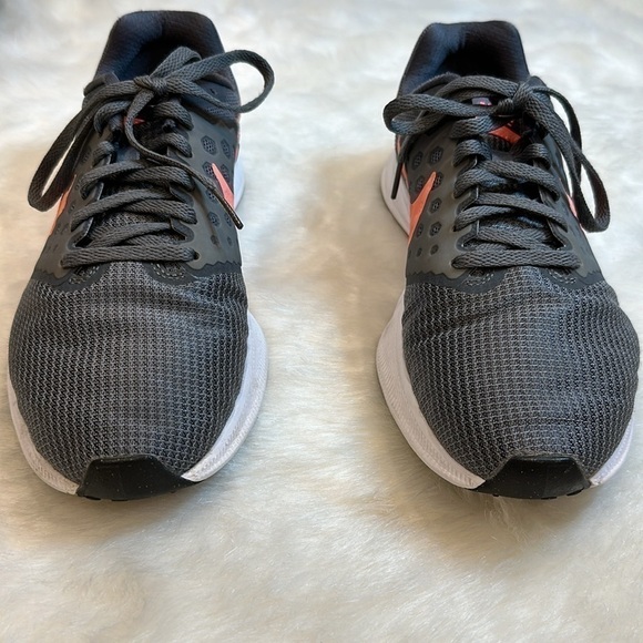 Nike running shoe grey, peach swoosh, white/black soles size 8W - Picture 4 of 14